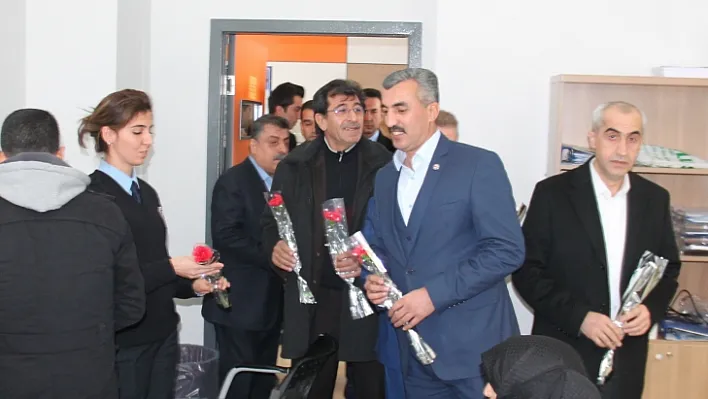 Memurlar polise karanfil dağıttı