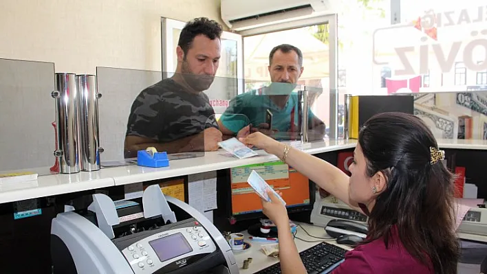 Elazığ'da vatandaşlar dövizlerini bozduruyor