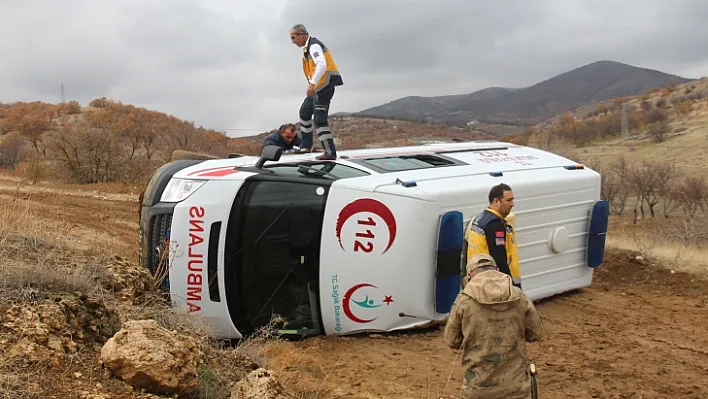 Hasta almaya giden ambulans kaza yaptı!