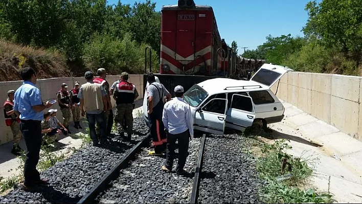 Tren otomobili 100 metre sürükledi