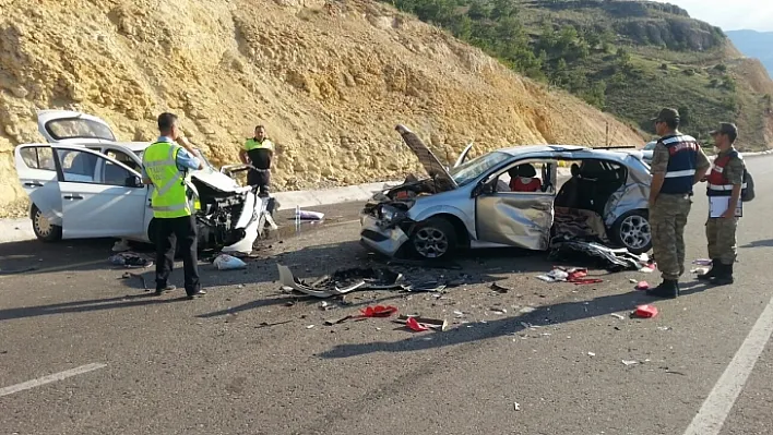 İki otomobil kafa kafaya çarpıştı: 2 ölü, 6 yaralı