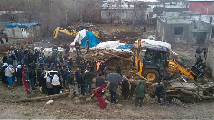 Van'da ahır çöktü, 54 hayvan telef oldu