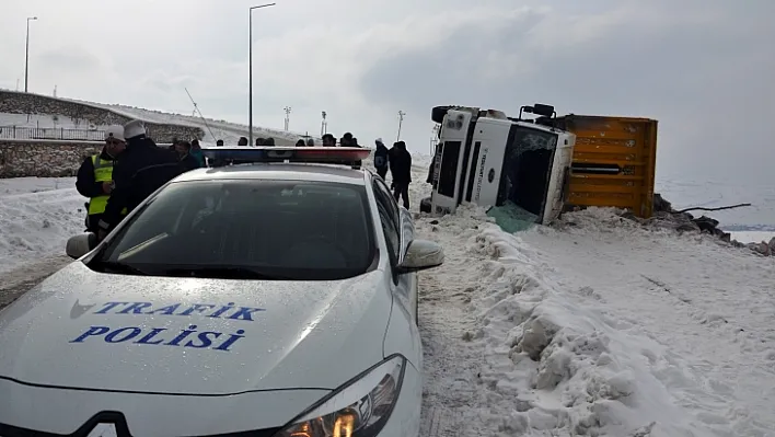 Çöp kamyonu devrildi: 3 yaralı