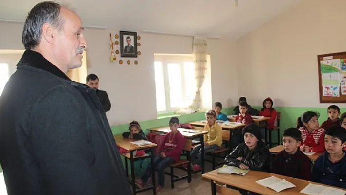 Şehit öğretmenin babası oğlunun görev yaptığı okulda ders verdi
