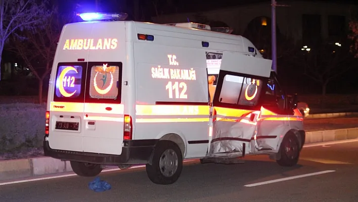 Ambulans ile otomobil çarpıştı! 2 yaralı