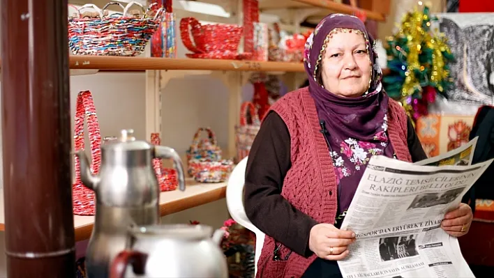 Önce okuyor sonra sanatsal objeye dönüştürüyorlar