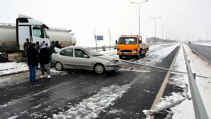 Yoldan çıkan araçlar aydınlatma direklerini devirdi