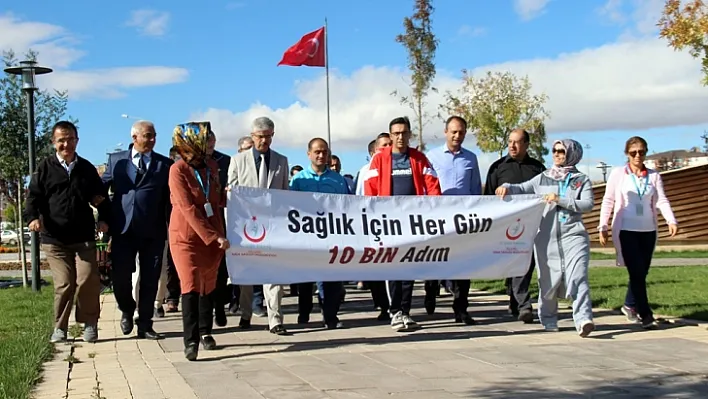 Sağlıkçılar sağlıklı yaşam için yürüdü