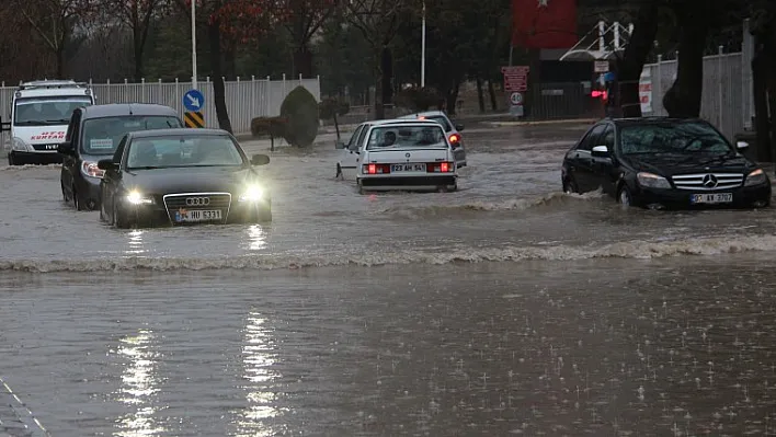 Elazığ'da sağanak yağış etkili oldu