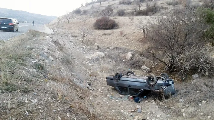 Otomobil şarampole yuvarlandı