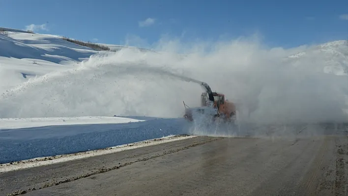 Tunceli ve Erzincan'da 175 köy yolunda ulaşım sağlanamıyor