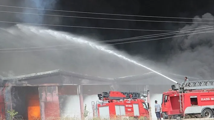 Elazığ'da plastik fabrikasında yangın