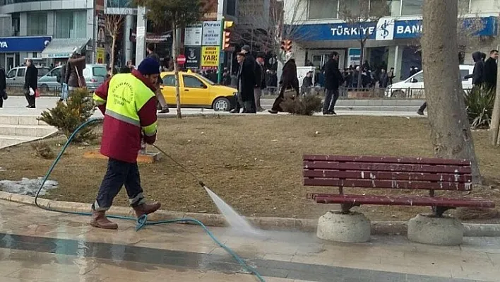 Meydan ve parklarda kış temizliği