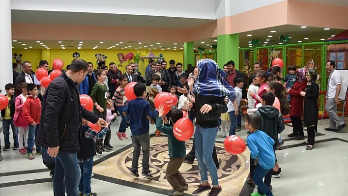 23 Nisan'da 23 KYK'lı genç 23 çocukla eğlendi