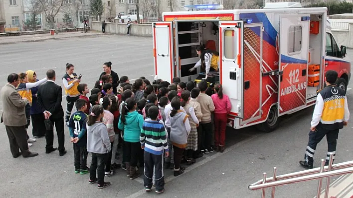 Çocuklar 112'yi tanımaya çalışıyor