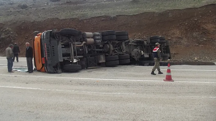 Asfalt yüklü tanker devrildi: 2 yaralı