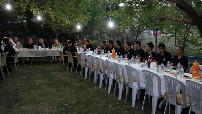 Vali Zorluoğlu, iftarını polislerle birlikte açtı