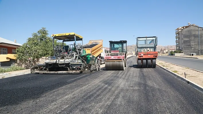 Asfalt serim çalışmaları devam ediyor