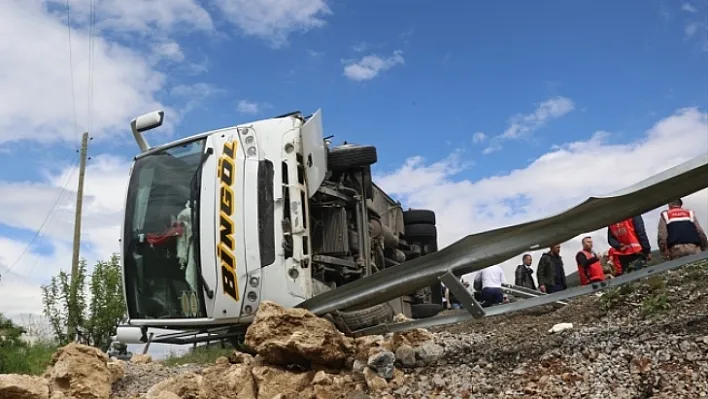 Yolcu midibüsü devrildi: 20 yaralı