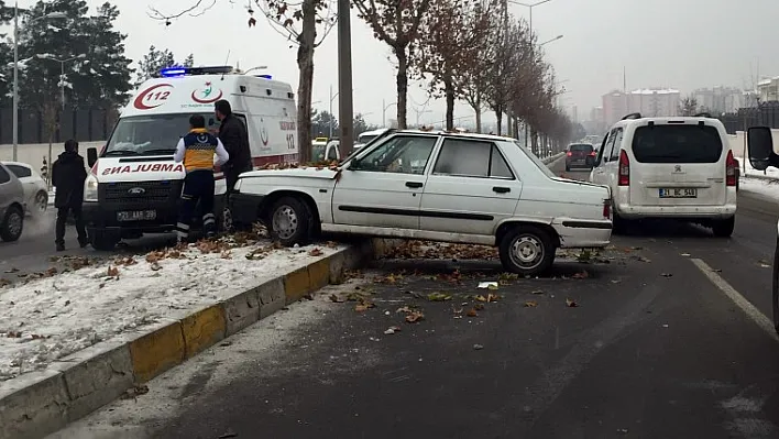 Buz tutan yolda kaza: 1 yaralı