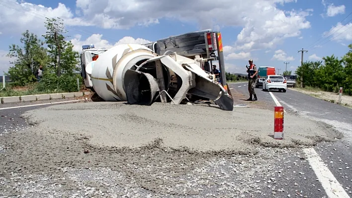 Beton mikseri devrildi: 1 yaralı