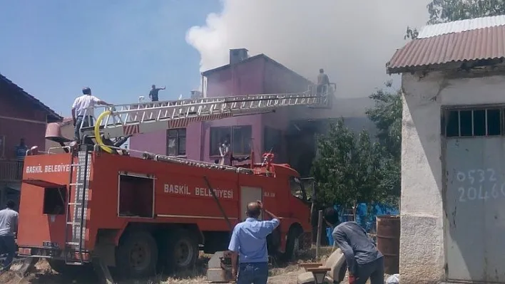 Çatı katındaki yangın korkuttu