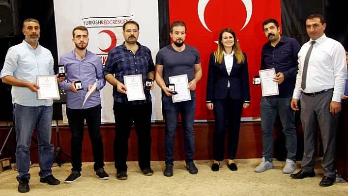 Kan bağışçılarına madalya