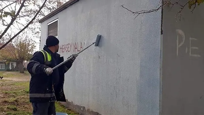 Görüntü kirliliğine neden olan duvar yazıları siliniyor