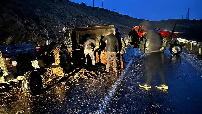 Gübre yüklü traktör devrildi