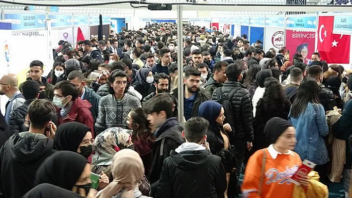 Güneydoğu Kariyer Fuarı'na binlerce öğrenci akın etti