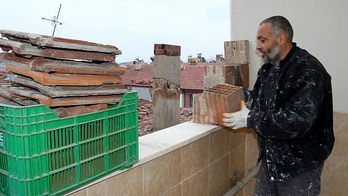 Günlerdir işe gitmiyor, hırsız nöbeti tutuyor