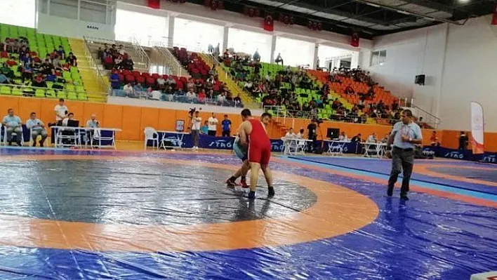 Güreş Türkiye Şampiyonası Elazığ'da başladı