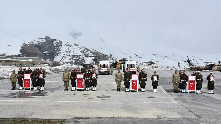 Hakkari'de şehit askerler için tören düzenlendi