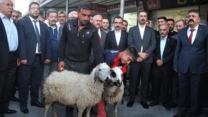 Harekata katılan Mehmetçik için kurban kesildi, dua edildi