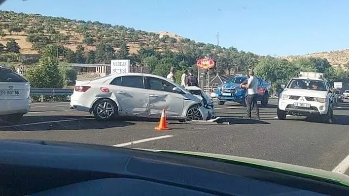 Hazar dinlenme tesisleri önünde kaza