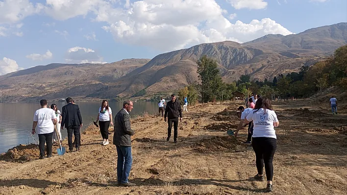 Hazar Gölü çevresinde fidan dikimi yapıldı