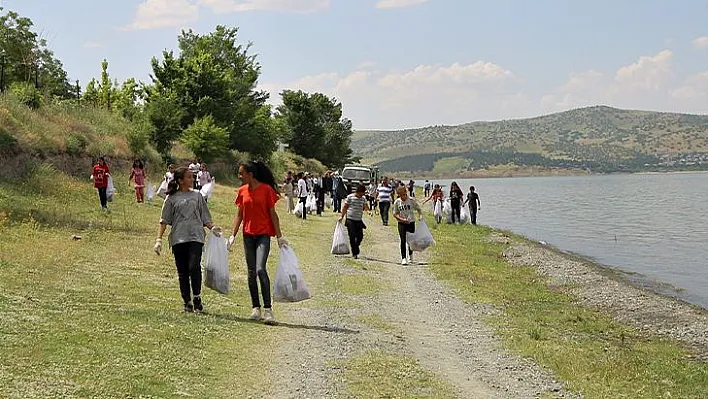 Hazar Gölü kıyılarında farkındalık oluşturdular