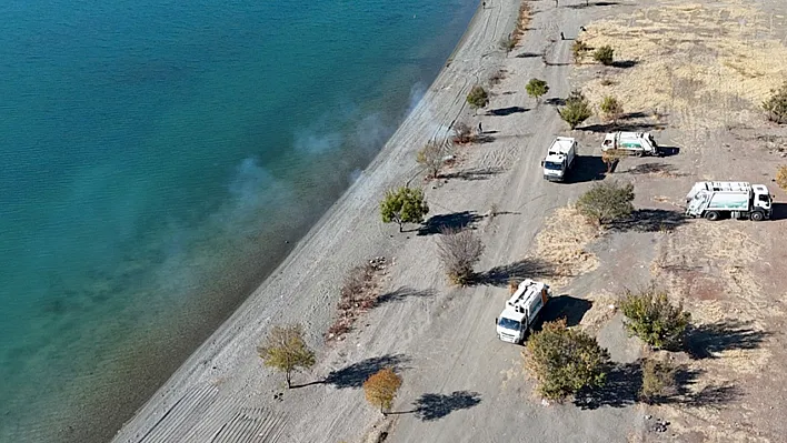 Hazar Gölü kıyısında 5 ton çöp toplandı