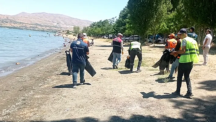 Hazar Gölü'nden 40 ton çöp!