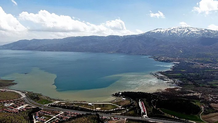 Hazar Gölü'nün kıyısı renk değiştirdi