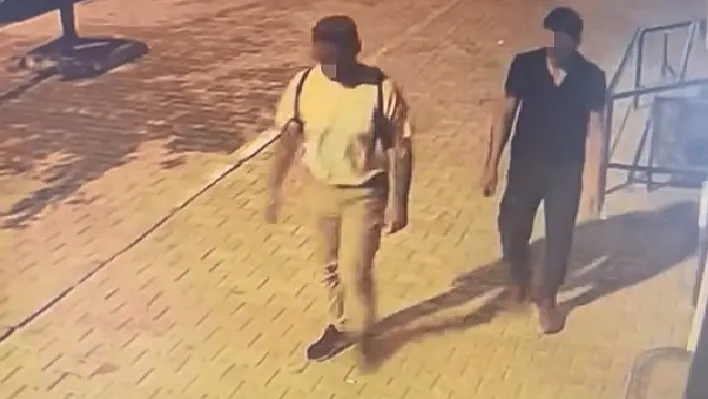 Hırsızlık anı kameraya yansıdı: Rahat tavırları şaşırttı!