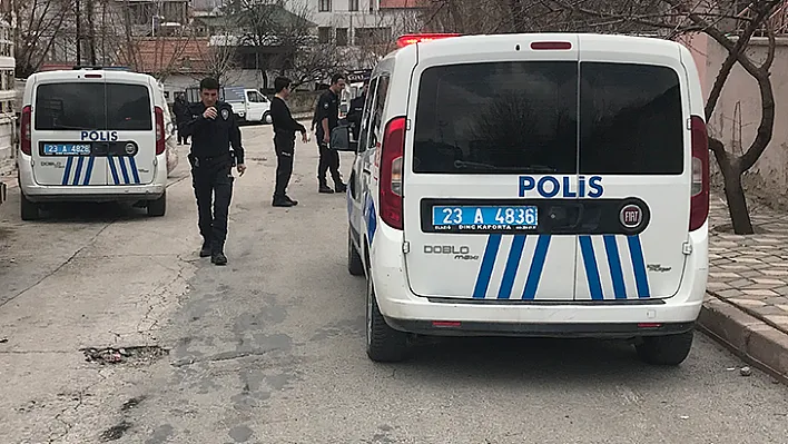 Husumetli aileler sokak ortasında kavga etti