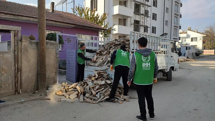 İHH odun ve soba yardımlarını sürdürüyor