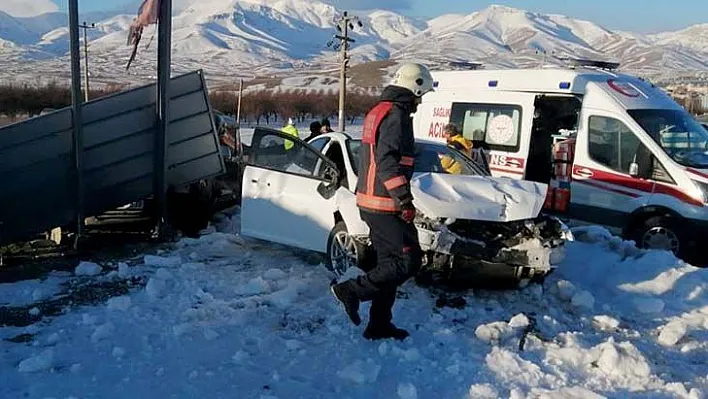 İki araç çarpıştı, 4 kişi yaralandı