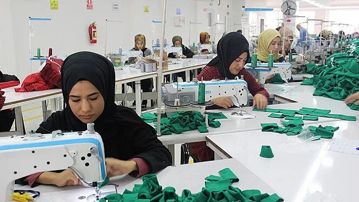 İlçede kurulan tekstil atölyesi kadınlara iş kapısı oldu