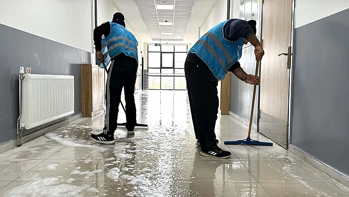 İnşa edilen okulların 'temizliğini' hükümlüler yapıyor