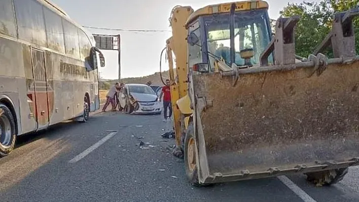 İş makinesi ve otomobil çarpıştı