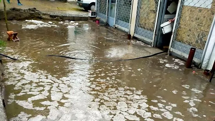 İş yerlerini su bastı