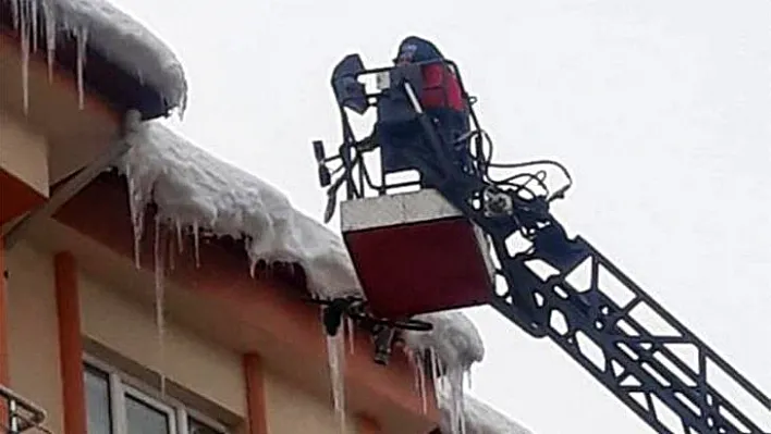 İtfaiye ekipleri buz sarkıtlarını temizledi