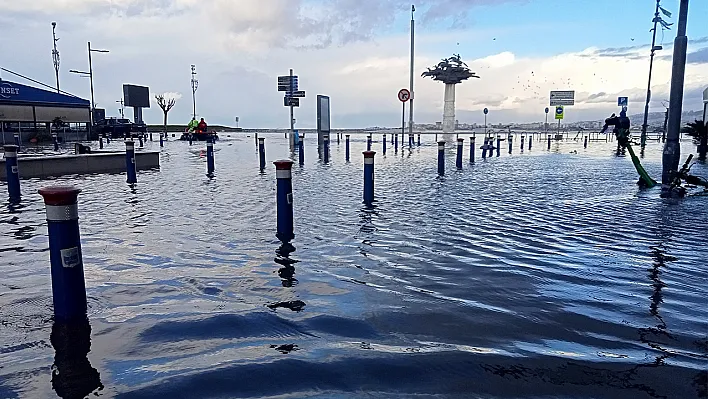 İzmir'de deniz taştı